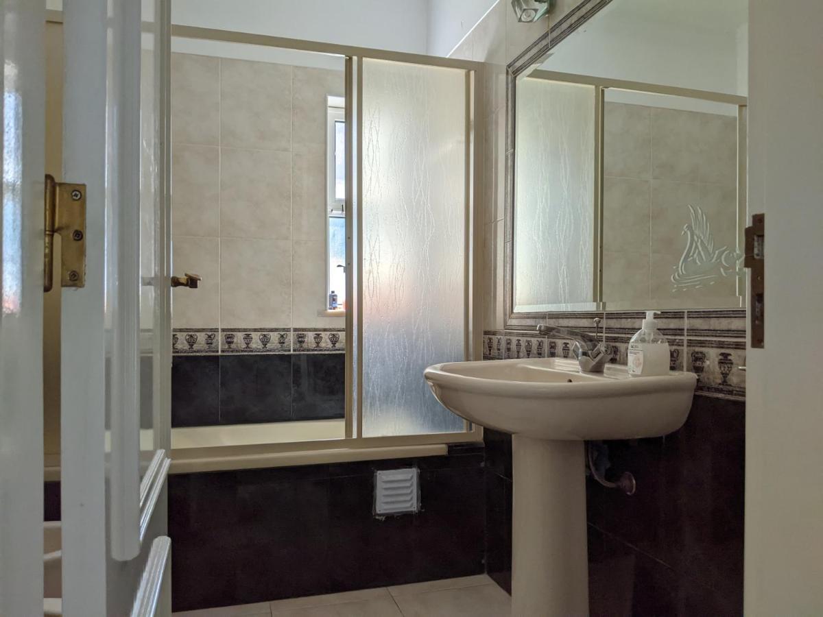 פארו Dolphin House Hostel מראה חיצוני תמונה
